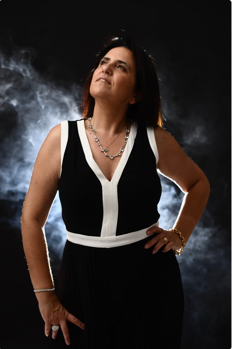 Portrait de Magali Dardé, fondatrice de Je Craque le Code, en robe noire et blanche, sur fond de fumée sombre